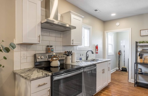 Kansas City House | 3 KING Beds+ Walk the Street Car + Balcony