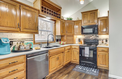 Raytown House | 3 Mi Arrowhead Stadium! Group Getaway Near Events