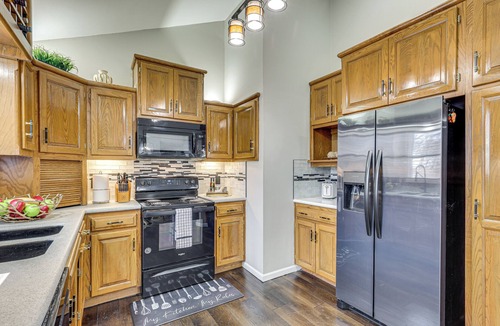 Raytown House | 3 Mi Arrowhead Stadium! Group Getaway Near Events