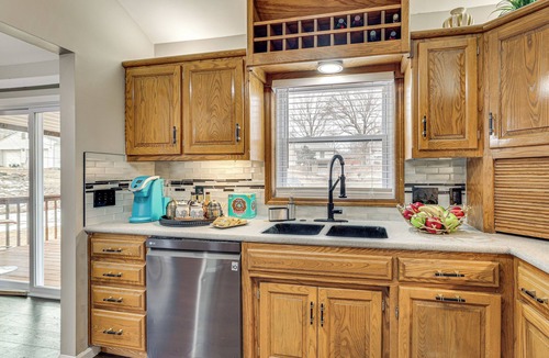 Raytown House | 3 Mi Arrowhead Stadium! Group Getaway Near Events