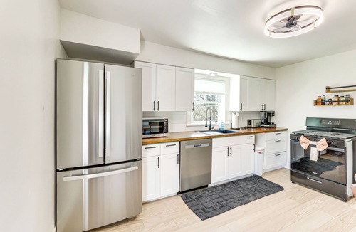 Youngstown Apartment | 3 Mi to Downtown Youngstown: Apt w/Deck!
