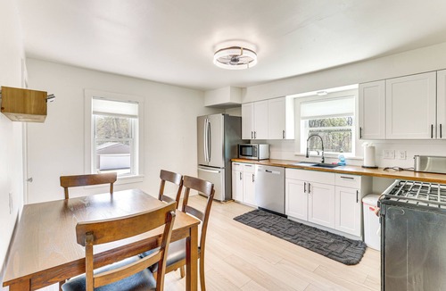 Youngstown Apartment | 3 Mi to Downtown Youngstown: Apt w/Deck!