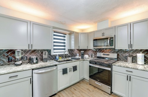 Youngstown House | 3 Mi to Dtwn Youngstown & YSU: Family Home w/Yard