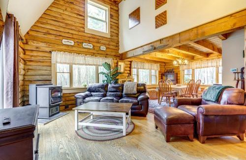 Sunderland House | 3 Mi to UMass Amherst: Peaceful New England Cabin