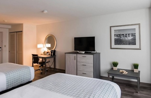 Silver Beach Hotel | 3 Ocean View Units Near Woods Hole Aquarium! Private Beach Access!, Pools!