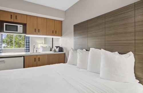 Blue Springs Hotel | 3 Pleasant Rooms w/Flat-Screen TV & Coffee Maker Perfect for Travelers