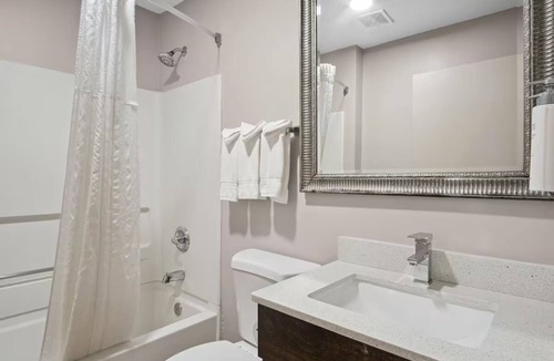 Blue Springs Hotel | 3 Pleasant Rooms w/Flat-Screen TV & Coffee Maker Perfect for Travelers