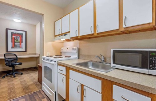 Jeffersontown Hotel | 3 Relaxing Rooms Perfect for groups or Families Exploring Louisville!