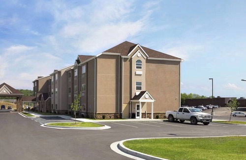 White Hall Hotel | 3 Relaxing Rooms Perfect for Your Group Getaways | Affordable w/Free Breakfast