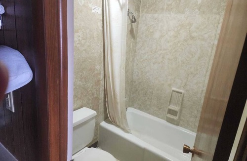 Quinter Hotel | 3 Rooms - Enjoy Budget-Friendly Comfort w/Flat TV + Microwave + Nearby Dining
