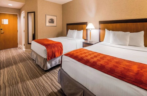 Southbury Hotel | 3 Rooms l Scenic Lakeside Getaway Near Southbury Nature Trails - 4 miles away