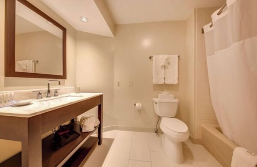 Southbury Hotel | 3 Rooms l Scenic Lakeside Getaway Near Southbury Nature Trails - 4 miles away