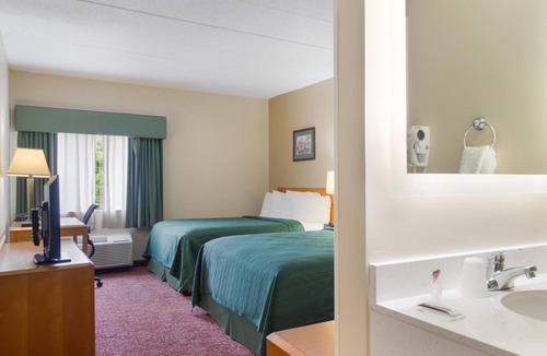 Smithfield Hotel | 3 Rooms Perfect for Large Group or Family with Pets | Free Breakfast & Parking!