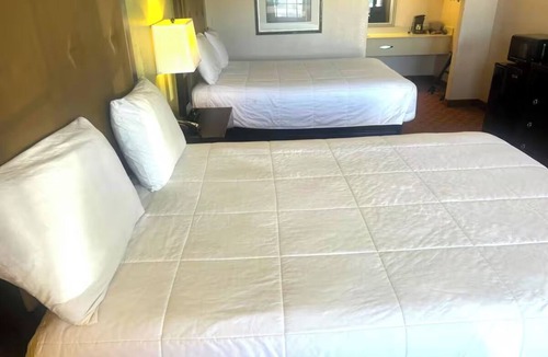 Whitesboro Hotel | 3 Rooms - Relaxing Stay w/2 Queen Beds Close to Local Parks and Trails