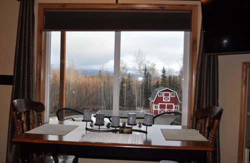 Gateway Apartment | 3 Rustic Elegant Suites (sleep 12+) - Fish, hike, site-see from your doorstep