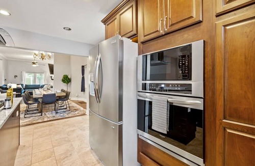 Shadyside House | 3 Story home w/10 beds & Free off-street parking