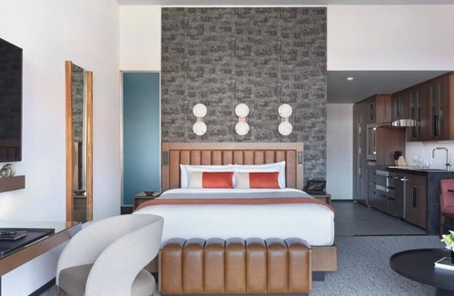 Ivins Hotel | 3 Vibrant Rooms Located Near Scenic Trails – Ideal Desert Adventure Start