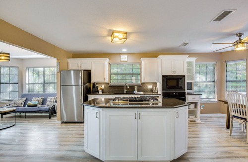 Kingston Cottage | 300 Feet to Lake Texoma: Modern Home w/Deck!