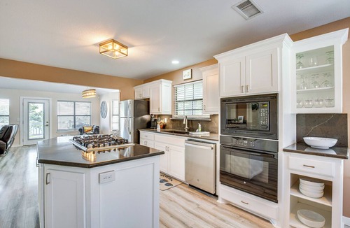 Kingston Cottage | 300 Feet to Lake Texoma: Modern Home w/Deck!