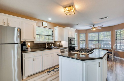 Kingston Cottage | 300 Feet to Lake Texoma: Modern Home w/Deck!