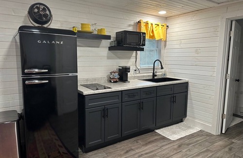 Lexington Apartment | 300 Sq Ft Studio Apt - Downtown Lexington, close to Mid-Ohio Sports Car Course