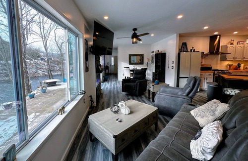 Littleton Cottage | 37pa Superbly Appointed Riverfront Home in Littleton! Skiing, Hiking, Firepit, wif