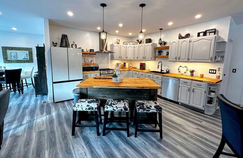 Littleton Cottage | 37pa Superbly Appointed Riverfront Home in Littleton! Skiing, Hiking, Firepit, wif
