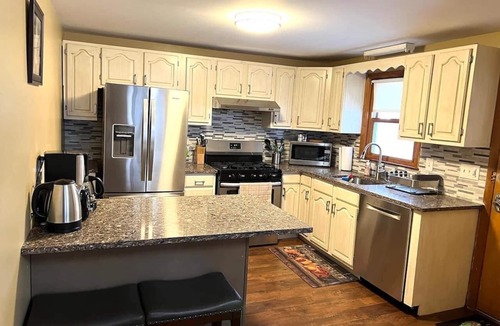 Waltham Apartment | 3bd/1ba apartment with parking 6472