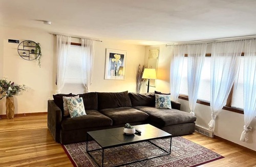 Waltham Apartment | 3bd/1ba apartment with parking 6472