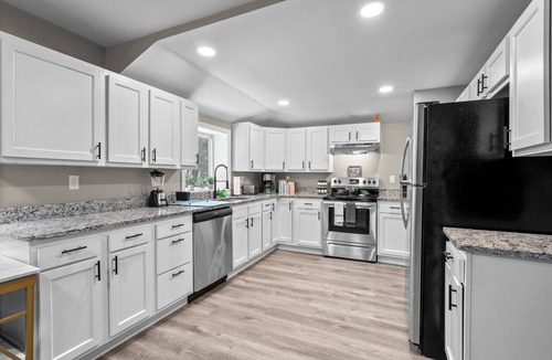 Westside Norwich Apartment | 3BR, 3 Queen Bed, 2 Mi To Mohegan