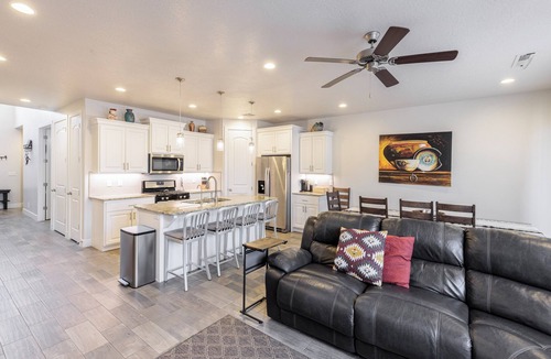 St. George Villa | 3BR+Loft Sleeps 10 - Near Pool & Pickleball