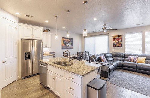 St. George Villa | 3BR+Loft Sleeps 10 - Near Pool & Pickleball