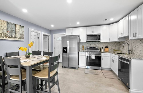 Bristol Apartment | 3BR- Sleeps 6- Forestville Bristol- Parking
