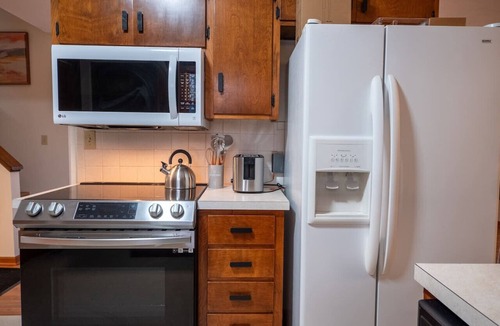 Lawrence Apartment | [3BR] The Mocha StayAwhile Retreat