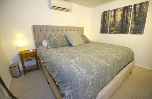 Back Loop House | 3BR with king beds near Auke Bay & Glacier