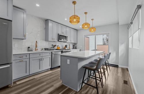 East Allegheny House | 4 Bedroom 5 Bathroom House Pittsburgh Sleeps 12 Pet Friendly Near Stadium