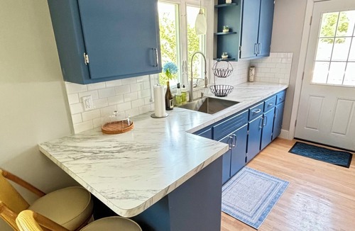 Newport East House | 4-bedroom house with WiFi/AC/Beach, downtown, Vineyards & nature trails.