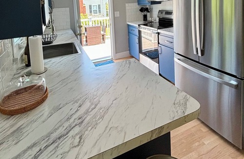 Newport East House | 4-bedroom house with WiFi/AC/Beach, downtown, Vineyards & nature trails.