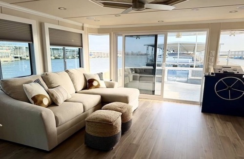 Kuttawa Boat Rental | 4-bedroom houseboat in historic Old Kuttawa, KY