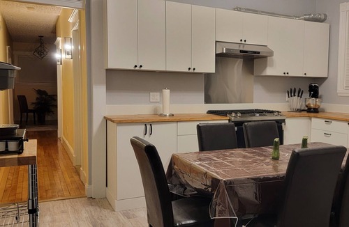 Roxbury Apartment | 4 bedroom, 👑 King bed, free 🅿️ Parking, walk to T, minutes to Downtown Boston