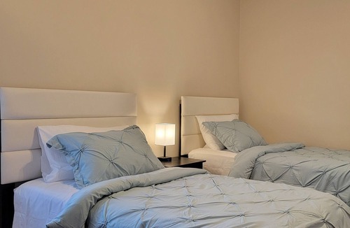 Roxbury Apartment | 4 bedroom, 👑 King bed, free 🅿️ Parking, walk to T, minutes to Downtown Boston
