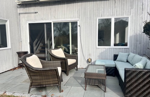 Newport East House | 4 bedrooms, 4 en-suite bathrooms, ocean view, minutes from beaches & downtown