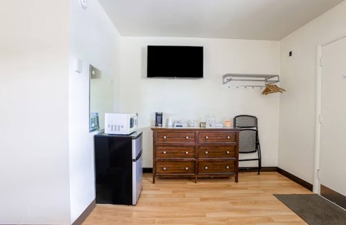 Short Creek Hotel | 4 Double-Bed Rooms Near Harrison Forest Activities | Free Onsite Parking