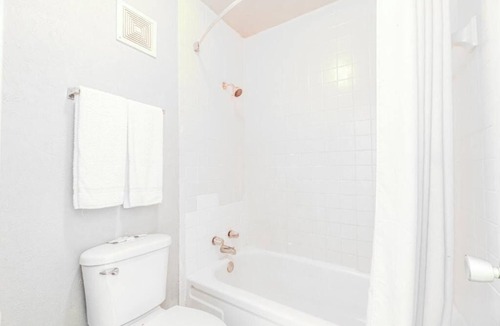Lawton Hotel | 4 Easy Access Rooms w/Full Bed & Parking – Relaxation Near Central Mall Lawton