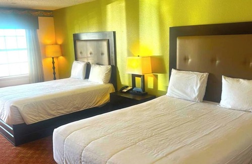 Whitesboro Hotel | 4 Essential Rooms with 2 Queen Beds Near Local Parks - Relax and Unwind