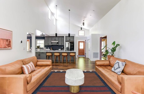 Bakerton House | 4 King Suites w/Hot Tub, Fire Pit, Ping Pong, Arcade, Hi Speed Internet