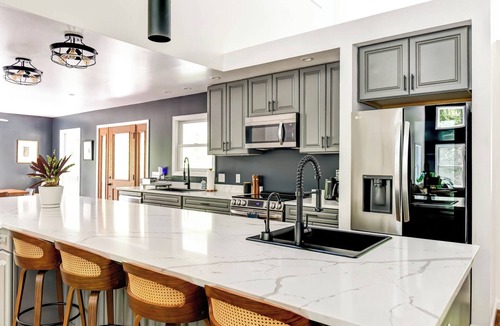 Bakerton House | 4 King Suites w/Hot Tub, Fire Pit, Ping Pong, Arcade, Hi Speed Internet
