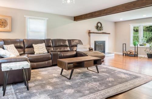 Oxford House | 4 Mi to Lake! Spacious Oxford Home w/Pool