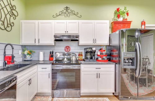 Guthrie House | 4 Mi to Lazy E Arena: Horse Lover's Haven w/Grill