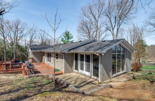 Bowling Green House | 4 Mi to WKU: Hilltopper's Hideaway w/Grills!